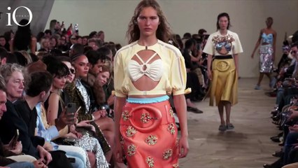 Sfilata Rabanne PE 2026: glamour balneare anni ’50 a Parigi