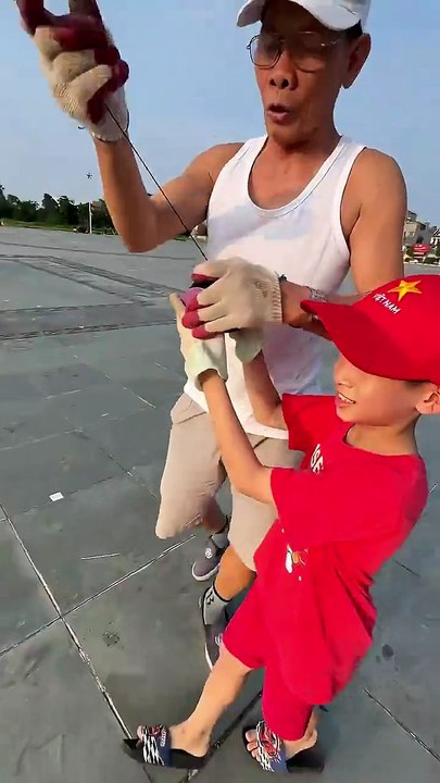 Thả diều hai ông cháu cầm cuộn dây diều tuột tay diều kéo bay lên cao rồi..#patang #kite #layangan