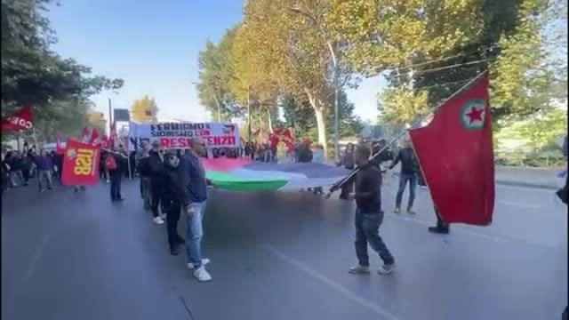 Firenze, lo sciopero generale e il corteo del 3 ottobre: tanti giovani in piazza al grido «Palestina libera»