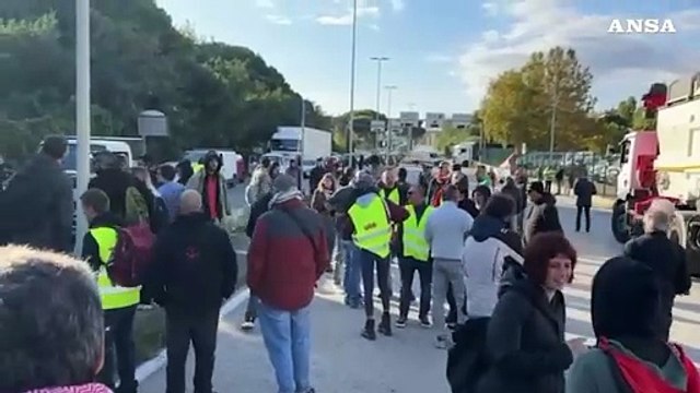 Sciopero pro Pal a Livorno, bloccato l'accesso al porto e stop a traffico commerciale