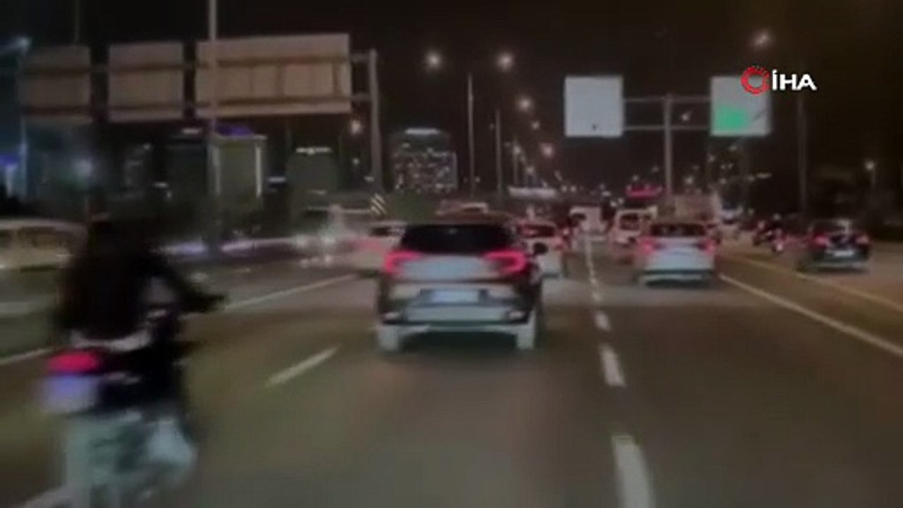 Otomobilin çarptığı motosikletli böyle savruldu