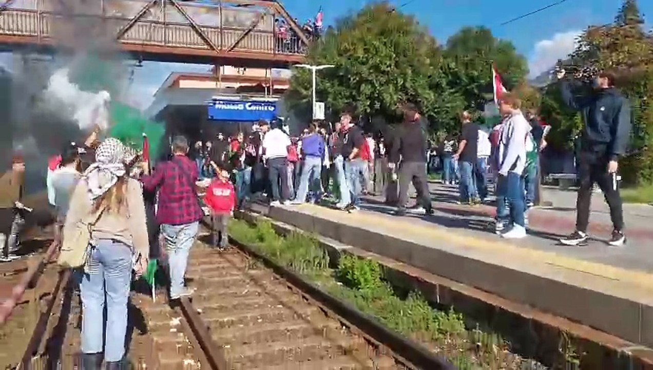Massa, i manifestanti invadono i binari e bloccano la stazione