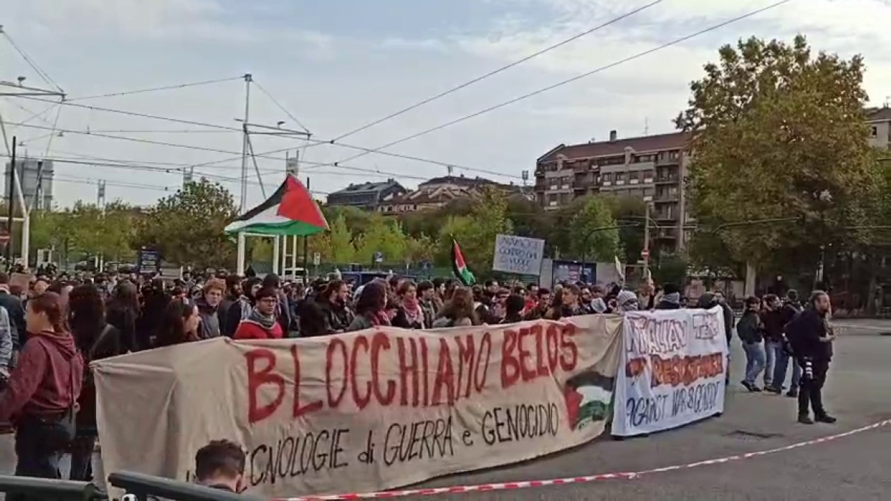 A Torino la protesta contro Bezos, ospite dell'Italian Tech Week alle Ogr