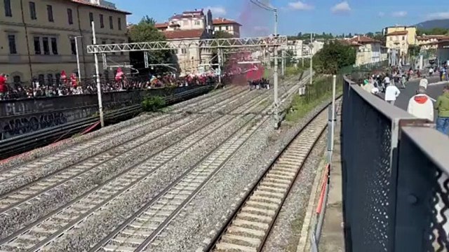 Manifestazione a Firenze, gli attivisti invadono i binari alle Cure