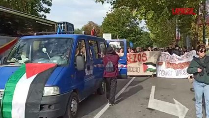 A Torino gli attivisti in piazza con lo striscione «Blocchiamo Bezos»: le immagini