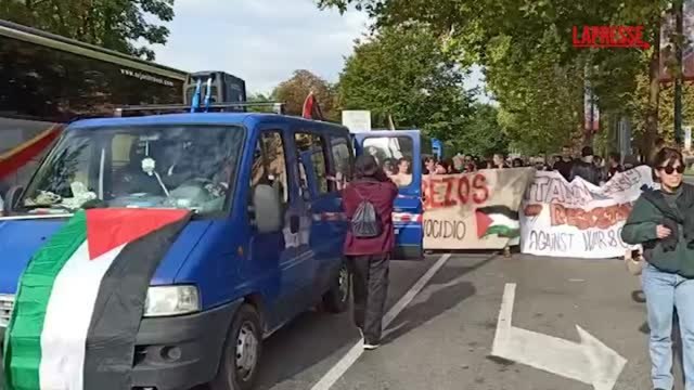 A Torino gli attivisti in piazza con lo striscione «Blocchiamo Bezos»: le immagini
