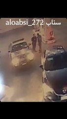 بالفيديو شهامة شابان ساعدا رجل أمن للسيطرة على شخص بدى في حالة غير بيعية في تبوك