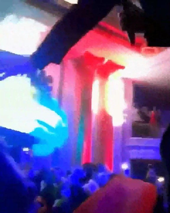 شاهدي كيف احتضن وائل كفوري معجبته التي بكت بشدّة