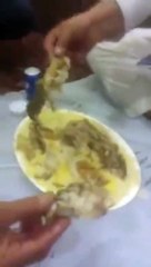 بالفيديو مواطن يوثق تقديم لحوم متقرحة داخل محل مندي شهير بجدة