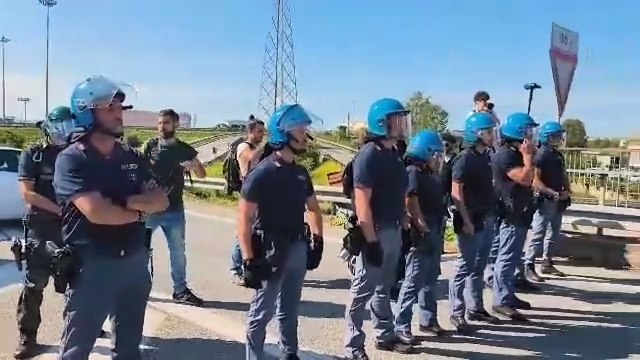 Pisa, sciopero per Gaza: blocco della polizia all'ingresso della Fi-Pi-Li