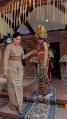 Salah satu rangkaian Prosesi Upacara Pernikahan atau Pawiwahan Bali adalah upacara Mewidhi Widana yang dipimpin oleh seorang Sulinggih atau pendeta Bali .#PernikahanBali #PawiwahanBali #UpacaraAdatBali #UpacaraPawiwahanBali #NgurahSuryaKusuma