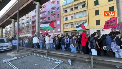 Corteo pro Gaza sulla Prenestina a Roma, i manifestanti cantano "Bella ciao"