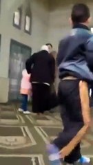 بالفيديو جدة تنتزع حفيدتها من والدها بطريقة وحشية داخل مسجد