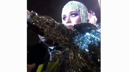 قُبلة كاتي بيري الساخنة لهذا الشاب العربي تُشعل ليلة رأس السنة.. فيديو