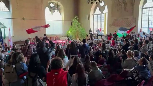 Pistoia, i manifestanti invadono la sede del consiglio comunale