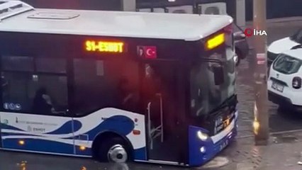 İzmir’de sağanak sonrası yollar göle döndü