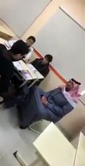 بالفيديو أمير منطقة الحدود الشمالية يجلس على مقاعد الطلاب لتفقد سير العملية التعليمية