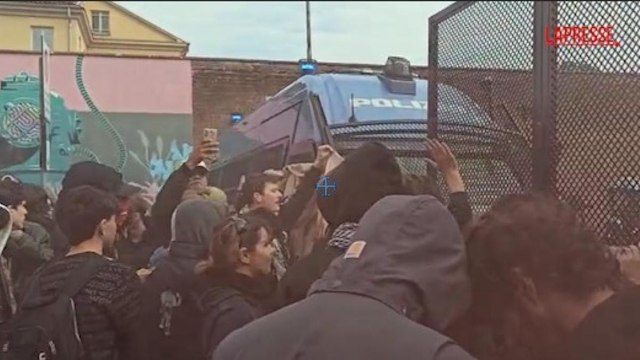 A Torino i manifestanti cercano di sfondare blocco per la «Tech Week»: tensione con le forze dell'ordine