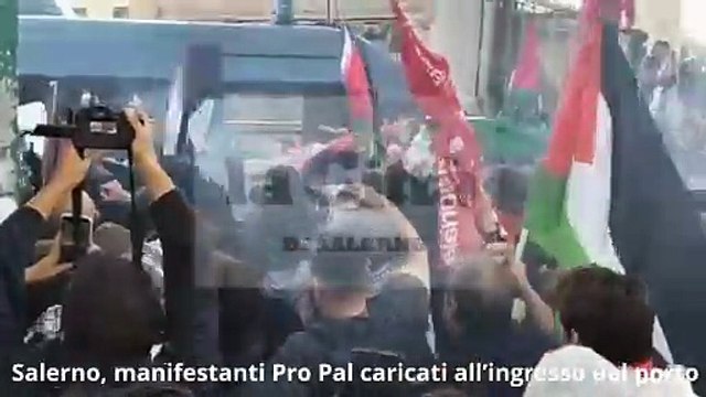 Salerno, manifestanti Pro Pal caricati dalla Polizia al porto