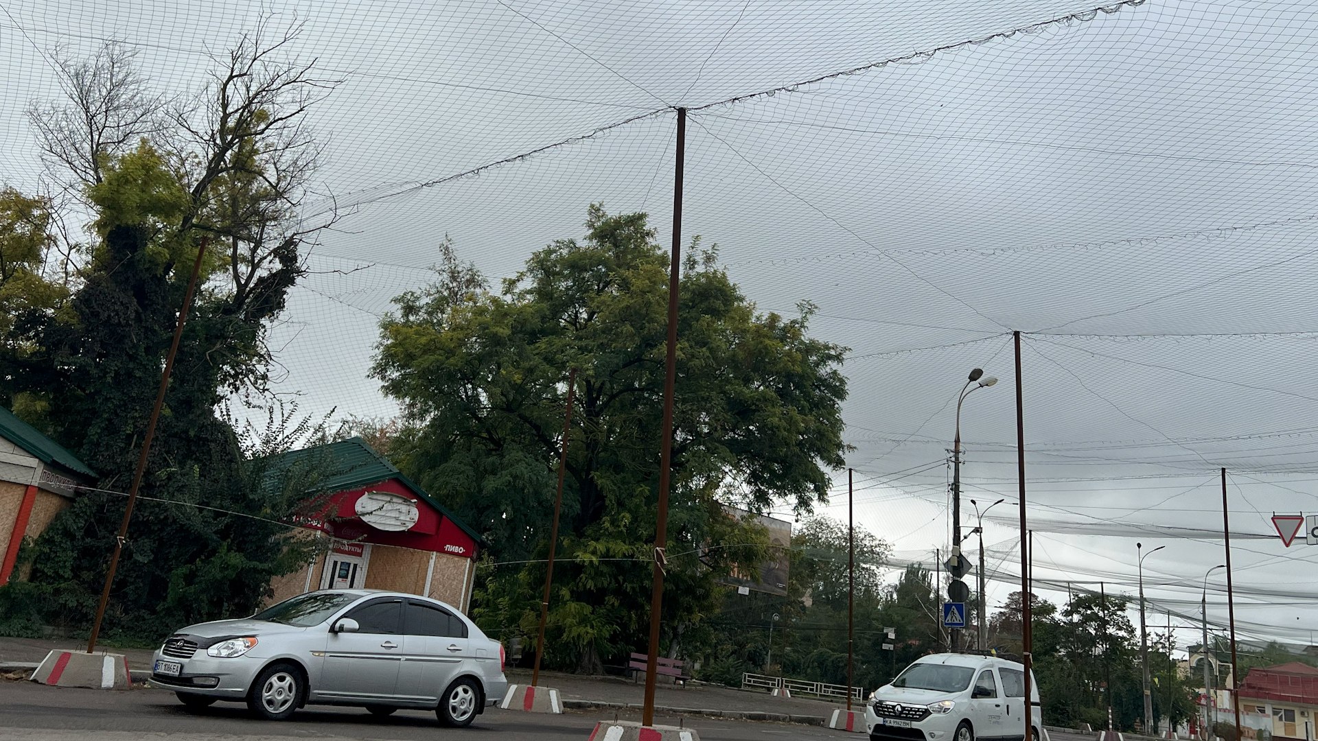 La distop�a b�lica se extiende por Ucrania: decenas de kil�metros de calles se est�n�cubriendo con mallas. Se trata de la ciudad de Jers�n, que se afana de este modo para frenar los ataques de drones.� El plan es cubrir 260 kil�metros en toda la regi�n pues los �ltimos�modelos rusos superan el muro de interceptaci�n electr�nica.

Decenas de operarios est�n instalando estas mallas, que no son cualquier red, sino unas industriales con un determinado grosor, preparado para frenar los diferentes tipos de ataques como los de los drones FPV (kamikaces con explosivos) o incluso las granadas de mano que lanzan.

La urgencia en proteger la ciudad y sus zonas a�n habitadas ante los ataques rusos ha acelerado el proyecto, que prev� instalar 60 kil�metros de redes en poblaci�n, con calles y edificios estrat�gicos como hospitales o estaciones, cubiertos. Adem�s, se cubren grandes carreteras, como la M-14, que es la �nica autopista que conecta Jers�n con Odesa y su principal v�a de abastecimiento de alimentos y log�stica.

El corresponsal de EL MUNDO, Javier Espinosa, ha podido visitar la ciudad y recorrer algunos de los tramos que ya han sido cubiertos con las mallas protectoras, grabando las im�genes que encabezan este art�culo.