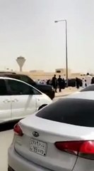 بالفيديو إصابة فتاة بعد تعرضها للدهس أمام جامعة الإمام بالسعودية وهي تعبر الطريق