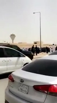 بالفيديو إصابة فتاة بعد تعرضها للدهس أمام جامعة الإمام بالسعودية وهي تعبر الطريق