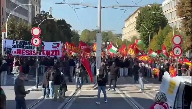 Firenze, corteo per Gaza: bloccati viali e parte della ferrovia, migliaia in strada