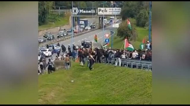 Sciopero, a Brescia i manifestanti bloccano la tangenziale ovest