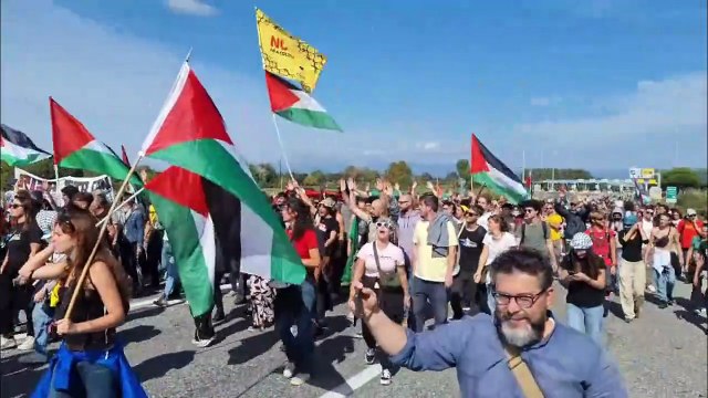 Pisa, sciopero: il blocco della polizia, poi l'ingresso del corteo in autostrada