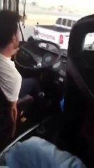بالفيديو استهتار سائق حافلة ركاب كاد أن يتسبب في كارثة بالرياض
