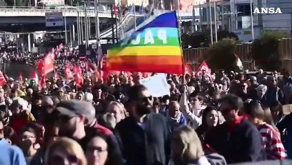 Genova, corteo partito dal porto e diretto a piazza De Ferrari