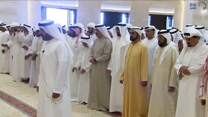 بالفيديو والصور الامراء يؤدون صلاة الجنازة على والدة رئيس دولة الامارات