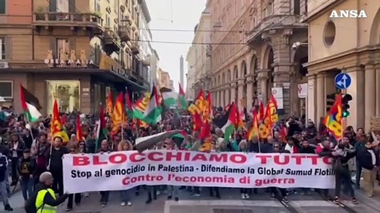 Bologna, in migliaia in piazza per Gaza e la Flotilla