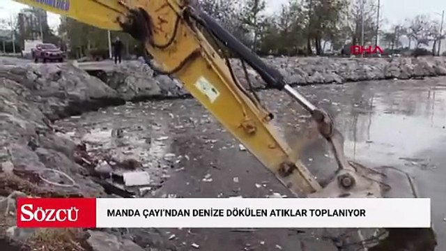 Sağanak yağışla Manda Çayı'ndan denize dökülen atıklar toplanıyor