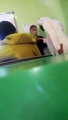 بالفيديو معلم يضرب تلميذ علي وجه ويشتمه بمدرسة في السعودية