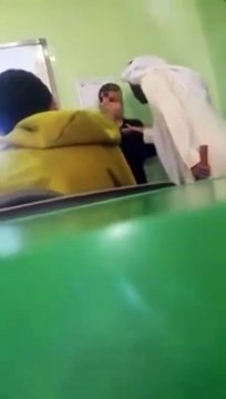 بالفيديو معلم يضرب تلميذ علي وجه ويشتمه بمدرسة في السعودية