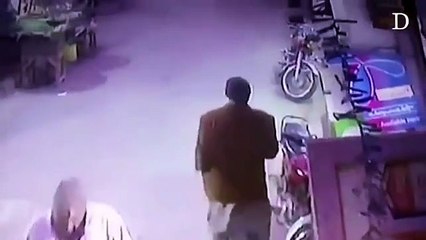 بالفيديو قاتل الطفلة الباكستانية زينب يظهر في فيديو جديد وهو يحوم حول منزلها