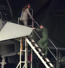 كيت تبهر العالم بنزولها على ظهرها من سلم الطائرة مرتدية الكعب العالي