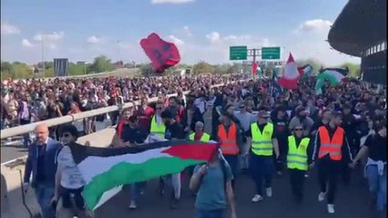 Corteo di Bologna, il video del fiume di manifestanti che occupa l'autostrada e la tangenziale