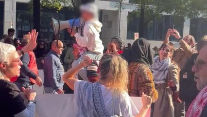 Il bambino in corteo a Milano: «Fuori i sionisti dalla Palestina»