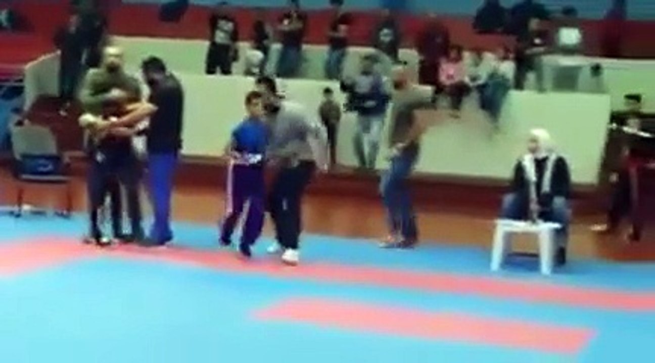 بالفيديو مواطن كويتي يعتدي بالضرب على طفل مصري بسبب فوزه على ابنه في مبارة كارتيه