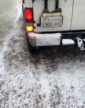 بالفيديو والصور جبل اللوز في تبوك يظهر بمنظر رائع بعد ان كسته الثلوج