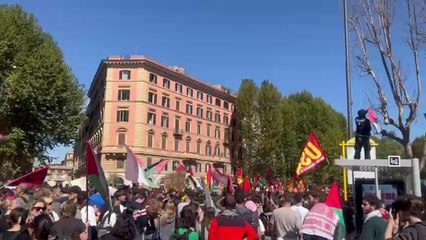 Il corteo per Gaza a Porta Pia: cori contro il vicepremier Salvini