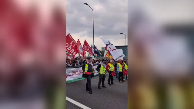 Milano, il corteo pro Gaza invade la tangenziale Est: migliaia di manifestanti in coda da Lambrate