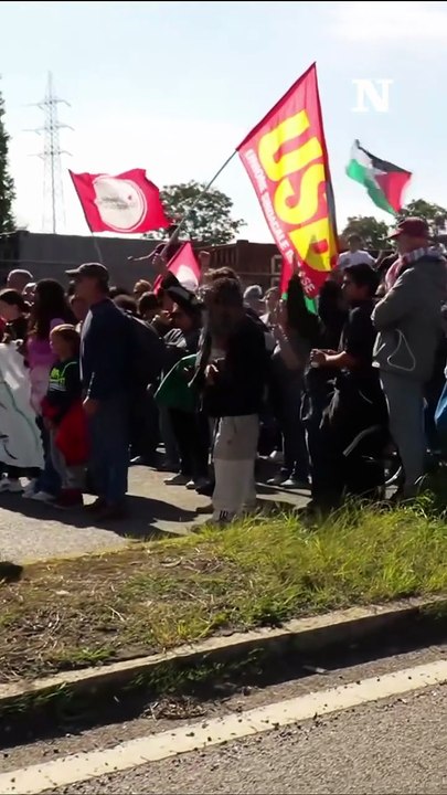 "Blocco totale al porto di Livorno: migliaia in protesta per Gaza"