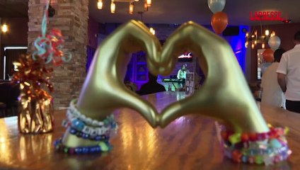 Kansas City, i fan di Taylor Swift celebrano l'uscita del nuovo album