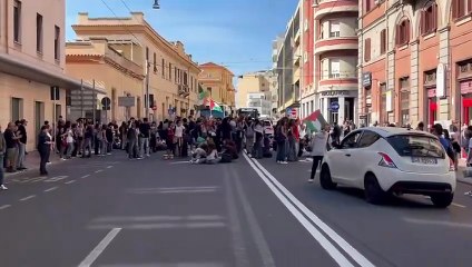 Per la liberazione della Palestina i manifestanti bloccano via Roma: disagi e proteste