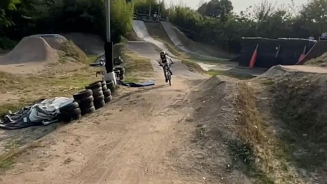 Daredevil’s backflip with BMX almost ends in a fall but he turns around