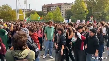 In piazza Torino per Gaza e Flotilla contro Bezos e Von der Leyen