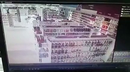 بالفيديو قائد سيارة يفقد السيطرة عليها و يقتحم صيدلية بمنطقة جازان